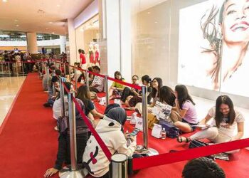 Barisan panjang di cawangan H&M yang baru dibuka di Kota Kinabalu.(Sumber gambar: Sandra Sokial, The Rakyat Post)