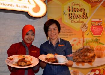 Dari Kanak: Pengurus Pemasaran Berjaya Roasters (M) Sdn Bhd, Christina Thong dan pekerja dengan menu terbaru, Honey Glazed Chicken Meals.