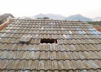 Keadaan bumbung sebuah rumah penduduk yang dimasuki pencuri dalam kejadian di Melawati baru-baru ini. Foto oleh MyMetro