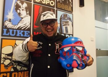 Selebriti Afdlin Shauki yang juga merupakan peminat Star Wars turut menyertai kempen mengubah suai aksessori ikon Helmet Stormtrooper.