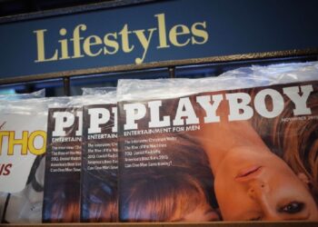 Majalah Playboy keluaran November 2015 yang dijual di kedai buku di Bethesda, Maryland, Amerika Syarikat. Edaran edisi cetak majalah itu kini hanya 800,000 berbanding jutaan naskhah sebelum ini. - Foto oleh AFP