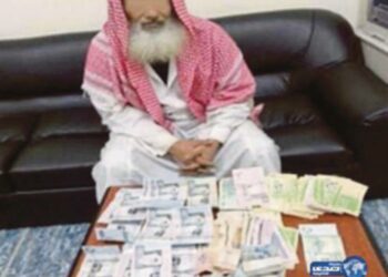 Lelaki berkenaan dengan wang hasil mengemisnya dalam masa sehari. Foto -Harian Metro