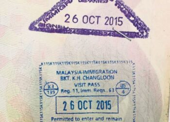 Cop palsu tertera pada pasport milik wanita warga Thailand. Foto -Harian Metro