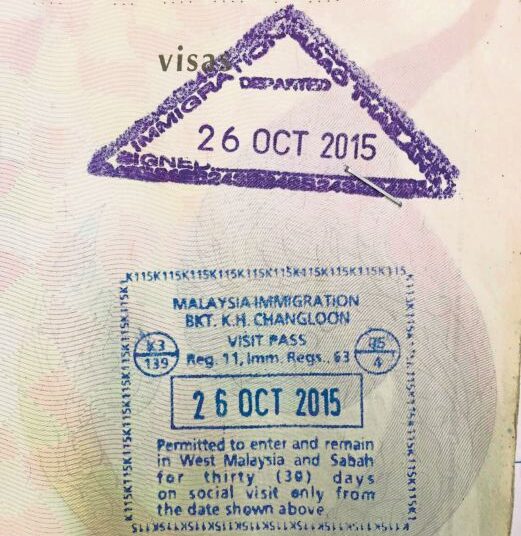 Cop palsu tertera pada pasport milik wanita warga Thailand. Foto -Harian Metro