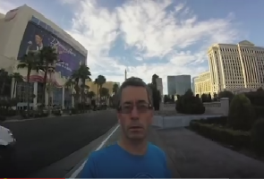 Viral di media baru-baru ini, perbuatan lucu seorang bapa warga Irish, Joseph P.Griffin yang merakam perjalanannya di Las Vegas dalam keadaan mod 'selfie' secara tidak sengaja.
