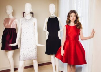 Dress parti tanpa lengan berwarna merah terang yang digayakan oleh Anna Kendrick adalah salah satu koleksi Musim Cuti 2015 oleh Kate Spade. Foto -pressherald.com