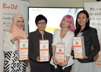 Para pemenang kempen My Scar My Story bergambar bersama pengurus produk Bio-Oil Malaysia (paling kanan), Stephanie Ng. Foto -Arkib Wanista