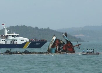 Foto -Tentera laut Indonesia (kanan) memeriksa sebuah bot yang dimusnahkan di Batam, Kepulauan Riau. Foto -AFP