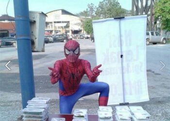 Penjual nasi lemak ini sanggup memakai kostum Spiderman bagi menarik perhatian orang ramai. Foto -Facebook Nasi Lemak Spiderman