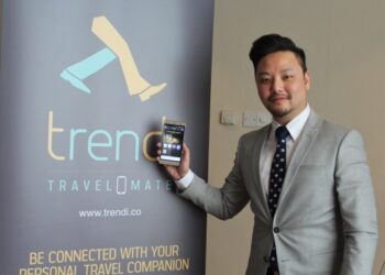 Alvin Koh, Ketua Pegawai Eksekutif Kumpulan Trendi Travel bergambar bersama telefon pintar yang dilengkapi aplikasi Trendi Travel untuk kemudahan pelancong. Foto -Arkib Wanista