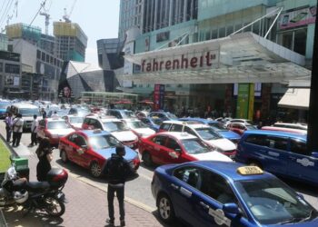 Pada Selasa, kira-kira 300 pemandu teksi mengadakan tunjuk perasaan bagi membantah perkhidmatan teksi dalam talian dan mengakibatkan kesesakan di Jalan Bukit Bintang. Foto -siakapkeli.my