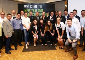 Wakil-wakil dari produk jenama New Zealand yang menyertai Food Connection Malaysia 2016 mengambil foto kenangan bersama. Foto -Arkib Wanista