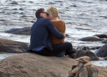Taylor Swift dan Tom Hiddleston saling bertukar ciuman di Rhode Island. Foto -The Sun U.K