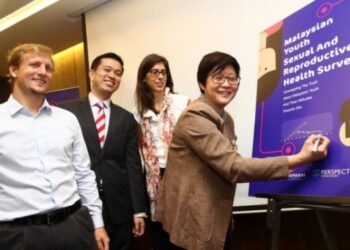 Yang Berhormat Senator Datin Paduka Chew Mei Fun, Timbalan Menteri Pembangunan Wanita, Keluarga dan Masyarakat sedang menandatangani kulit buku panduan kaji selidik "Kesihatan Seksual dan Reproduktif Warga Muda Malaysia". Foto -Arkib Wanista
