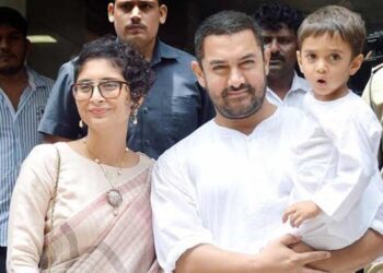 Aamir Khan di samping isteri dan anaknya Azad Rao Khan. Foto -news18.com