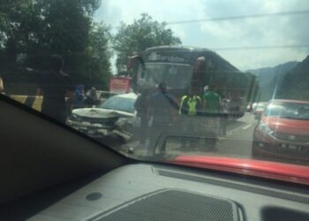 Sebuah bas yang merempuh 10 buah kereta di Lebuhraya PLUS arah selatan selepas Terowong Menora, dekat Ipoh, kira-kira 3 petang 10 Julai 2016. Foto ihsan -Twitter/Aiman Yashrif