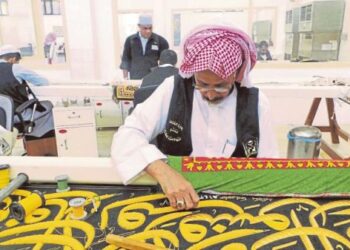 Pekerja tekun menyulam ayat suci Al-Quran pada Kiswah, Foto -Sumber