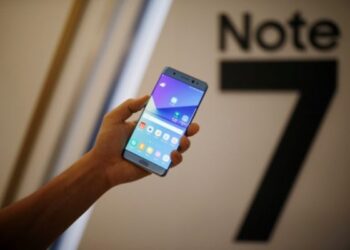 Seorang peraga bergambar dengan telefon Samsung model Galaxy Note 7 di majlis pelancarannya di Seoul, Korea Selatan pada 11 Ogos 2016. Foto -Reuters