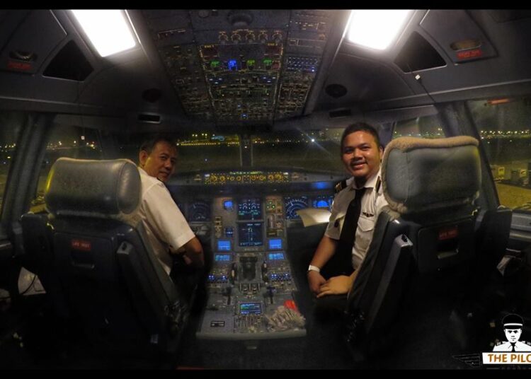 Seorang juruterbang, menggunakan nama akaun facebook The Pilot, Mohd Hairul Sanot sudi berkongsikan 6 tip untuk mencapai cita-cita menjadi juruterbang penerbangan. - Foto Facebook The Pilot