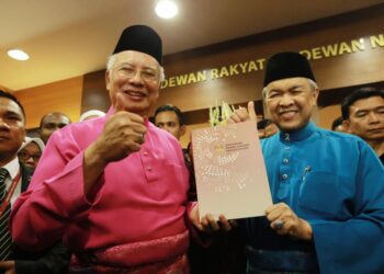 "Alhamdulillah, selesai Pembentangan #Bajet2017. Mudah-mudahan Allah mencucuri rahmat kepada Malaysia dan rakyatnya." Foto - Facebook Najib Razak