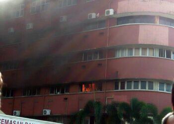 Keadaan kebakaran di Hospital Sultanah Aminah Johor. - Foto ihsan Bomba Johor