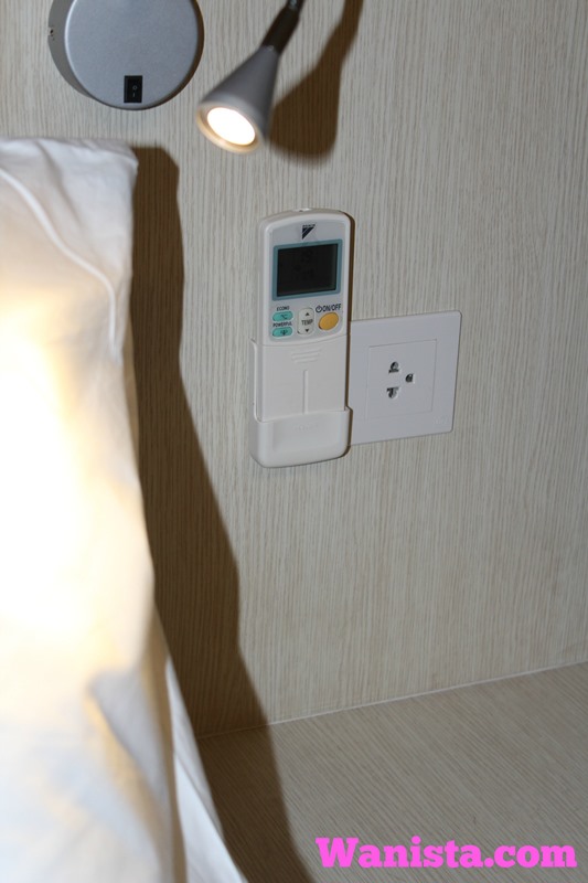 Alat kawalan jauh penghawa dingin bilik yang mudah dicapai dari tepi katil.