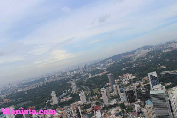 Kuala Lumpur dapat dilihat jelas dari atas Menara Kuala Lumpur.