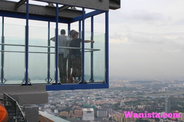 Sky Box memberi peluang pengunjung untuk meniti kotak kaca di paras ketinggian 300 meter.