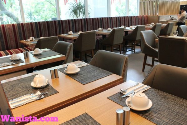 Meja makan di restoran Oasia Suites Kuala Lumpur.