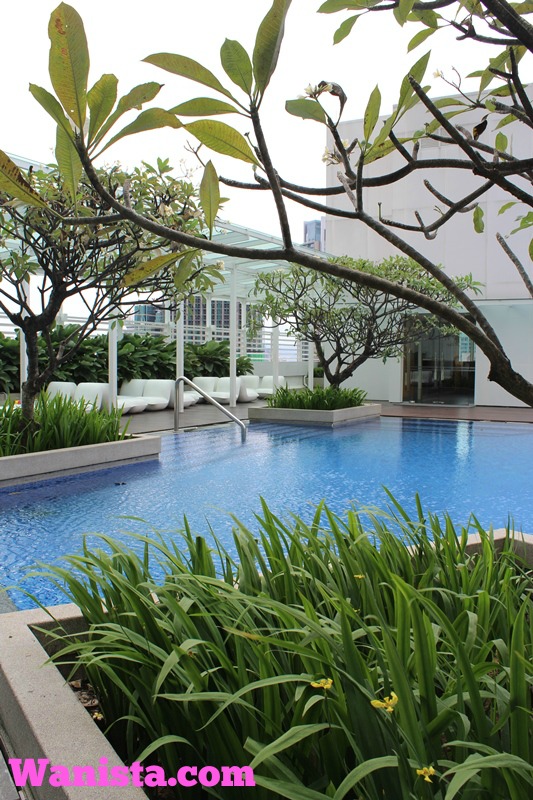 Fasiliti kolam renang outdoor yang terletak di tingkat 24.