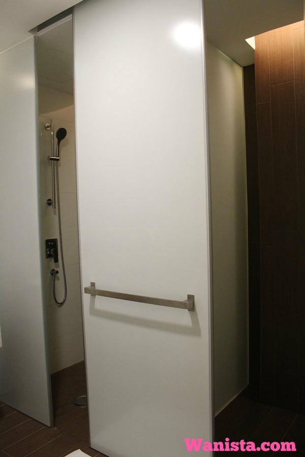 Bilik mandi dan tandas terpisah namun berkongsi pintu gelongsor yang sama.