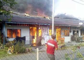 Deretan enam buah rumah terbakar Taman Kuan Woh Yuen, Jalan Merbau. Foto - NSTP/ L.MANIMARAN