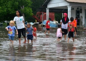 Sebahagian kanak-kanak bermain air banjir di Pengkalan Nelayan Kampung Tok Muda, Kapar berikutan fenomena air pasang besar gelombang kedua yang berlaku bermula hari ini sehingga 19 Oktober. Foto -Faiz Anuar/BH Online