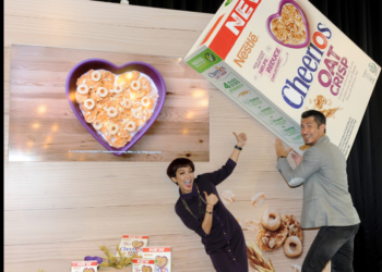 Atilia Haron dan Steven Yap sebagai Duta Produk Nestle Cherrios Oat Crisp. Foto - arkib Wanista.com