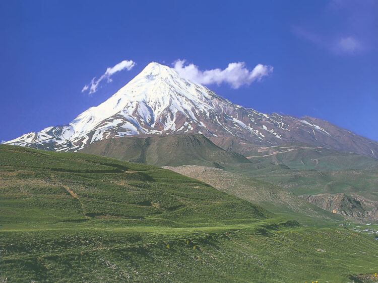 Gunung Damavand, Iran. Foto - Pinterest.com