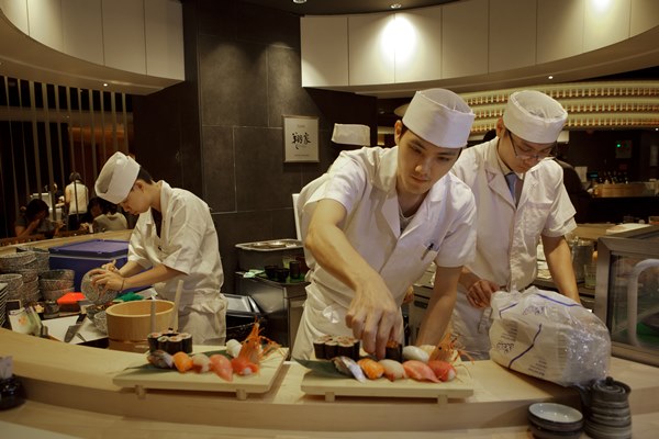 Chef sedang menyiapkan hidangan sushi. Foto - arkib Wanista.com
