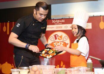 Dato' Fazley mengajar cara teknik memasak yang betul untuk kanak-kanak. Foto - arkib Wanista.com