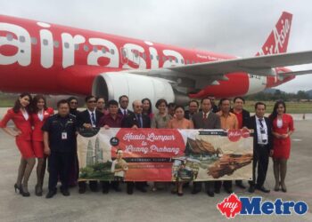 Penerbangan sulung AirAsia ke Kuala Lumpur selamat tiba di Luang Prabang. Foto - Harian Metro