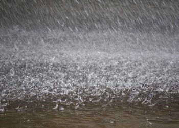 Banjir kilat di daerah Larut, Matang dan Selama adalah disebabkan hujan lebat tanpa henti selama kira-kira tiga jam petang Isnin. Foto - Earth Times