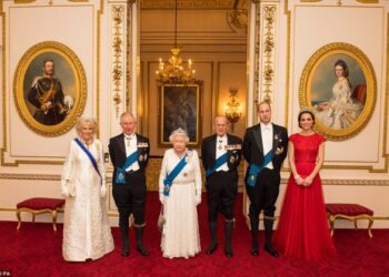 The Duchess of Cornwall, the Prince of Wales, Queen Elizabeth II, the Duke of Edinburgh, and Duke and Duchess of Cambridge sampai di Istana Buckingham untuk sebuah majlis resepsi tahunan. Sumber: Dailymail UK