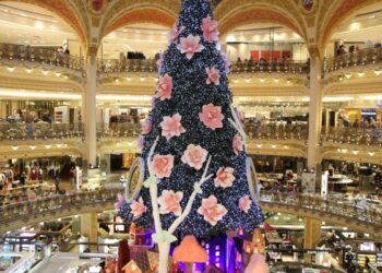 Pohon Krismas di salah sebuah pusat membeli-belah terkemuka di Paris. Sumber: worldofwanderlust.com