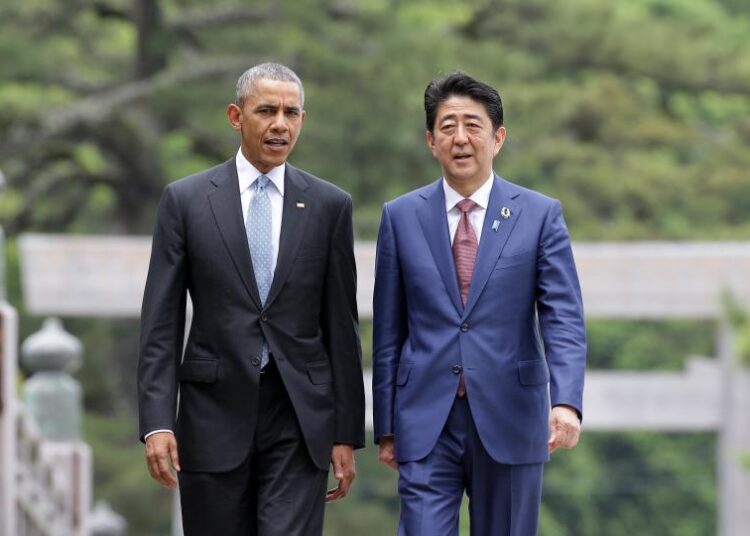 Barack Obama dan Abe Shinzo di Pearl Harbour. Foto - ibitimes.com