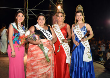 PEMENANG ratu cantik, Estephania Correa (dua dari kiri) disamping peserta lain pada pertandingan ratu cantik di Argentina. Foto - Jornada Online