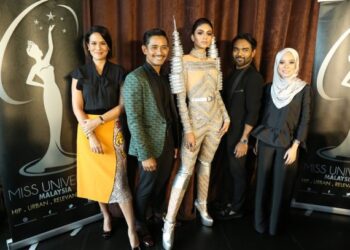 Wakil Miss Universe dari Malaysia, Kiran Jassal bergambar di samping Elaine Dally, pereka Rizman Ruzaini dan Vivy Yusof. Foto -Arkib Wanista