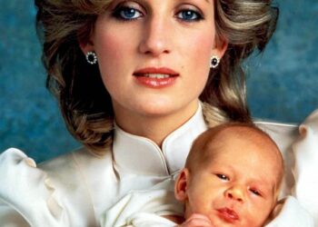 Potret Puteri Diana bersama anak bongsunya Putera Harry. Sumber: Pinterest
