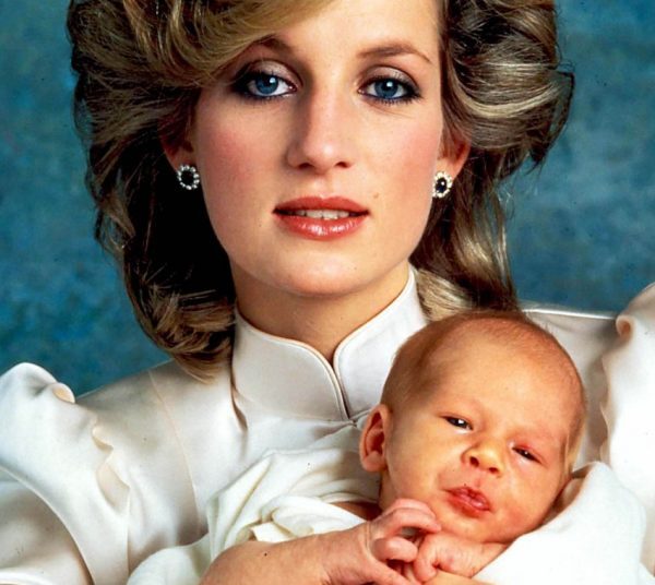 Potret Puteri Diana bersama anak bongsunya Putera Harry. Sumber: Pinterest