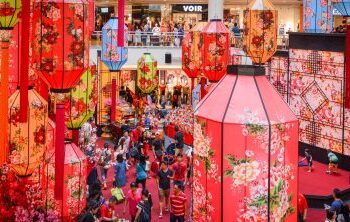Dekorasi tanglung floral menjadi tarikan utama pengunjung di Mid Valley Megamall sempena Tahun Baru Cina 2017. Sumber: Facebook/Mid Valley Megamall