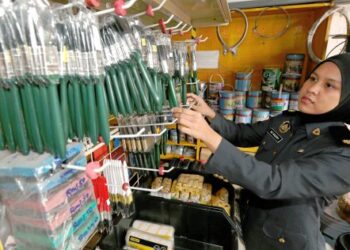 Pegawai KPDNKK memeriksa berus yang diperbuat daripada bulu babi di sebuah kedai barangan logam di Meru, Klang. Foto -Rosdan Wahid/Berita Harian Online