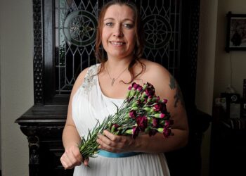 Lynne Gollogly dengan busana pengantin yang dicuba. Foto - Daily Mail