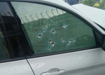 Kesan tembakan di cermin kereta mangsa. Foto - The Star